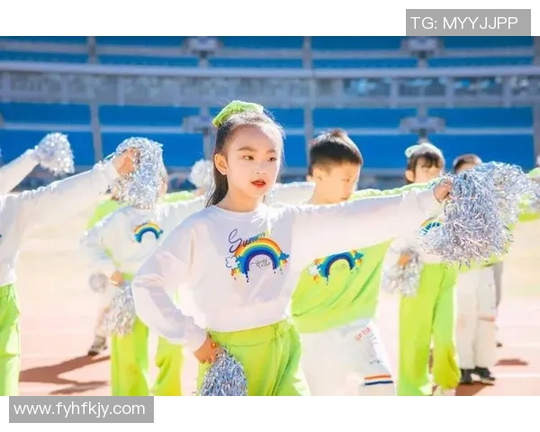 成都足球明星啦啦队队员展现激情与魅力助力球队奋勇争先